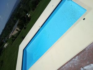 piscina-+-bordo-in-resina